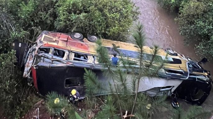 Terrible tragedia en Misiones al caer un colectivo a un arroyo