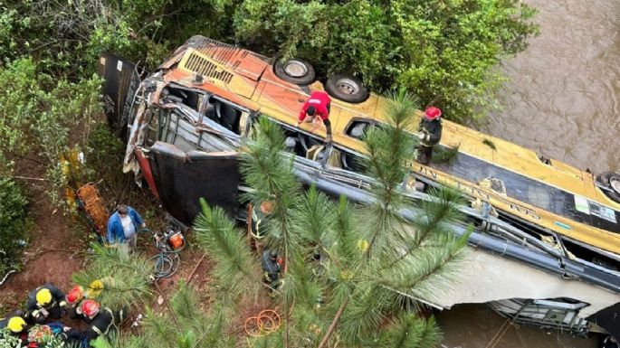 Terrible tragedia en Misiones al caer un colectivo a un arroyo