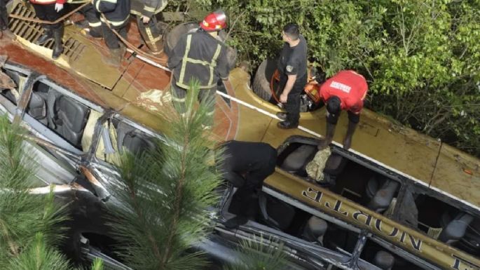 Terrible tragedia en Misiones al caer un colectivo a un arroyo