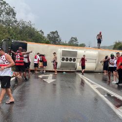 Volcó un micro con hinchas de Flamengo que viajaban a Buenos Aires para ver el partido contra Racing