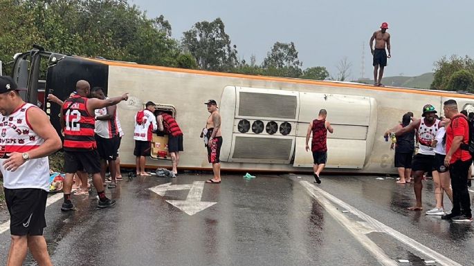 Volcó un micro con hinchas de Flamengo que viajaban a Buenos Aires para ver el partido contra Racing