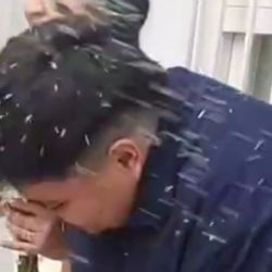 Le tiraron arroz a la salida del registro civil y terminó en urgencias