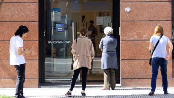 Siete de cada diez argentinos gastan su sueldo en menos de 14 días