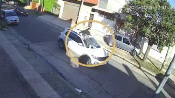 Una mujer manejó seis cuadras con un hombre colgado del capot tras un choque