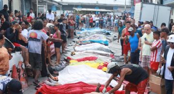 Trasladan más de 50 cuerpos a una plaza tras el mortífero operativo policial