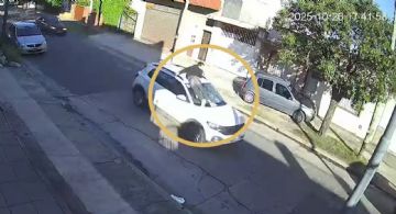 Una mujer manejó seis cuadras con un hombre colgado del capot tras un choque