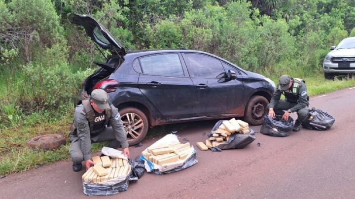 Encontraron un auto abandonado con 126 kilos de marihuana en su interior, el conductor está prófugo