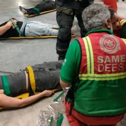 Nueve jóvenes se subieron a un ascensor, empezaron a saltar y se desplomó