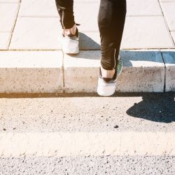 ¿Evitás pisar las líneas de la vereda? La psicológica explica por qué