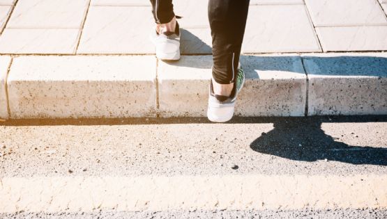 ¿Evitás pisar las líneas de la vereda? La psicológica explica por qué