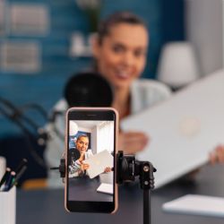 Un país exige que los influencers tengan título universitario para trabajar 