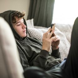 Europa debate regular el uso de redes sociales entre adolescentes
