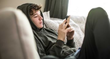 Europa debate regular el uso de redes sociales entre adolescentes