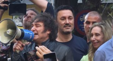 Milei en Mendoza: recorrido corto en el caos generado por militantes y opositores