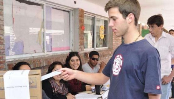 Los jóvenes de entre 18 y 35 años prefieren votar a LLA