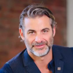 Quién es Jim Curtis, el gurú del bienestar que conquistó a Jennifer Aniston