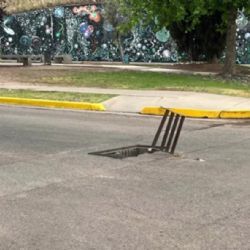 La rejilla rota en Maipú que pone en jaque la seguridad vial