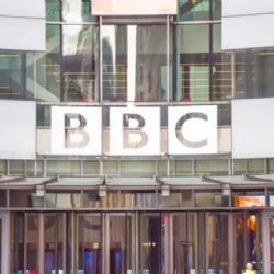 Presidente de la BBC se disculpó tras la renuncia de dos directivos por un documental sobre Trump