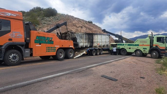 Cortaron el tránsito en la ruta 7 para mover los camiones chocados 