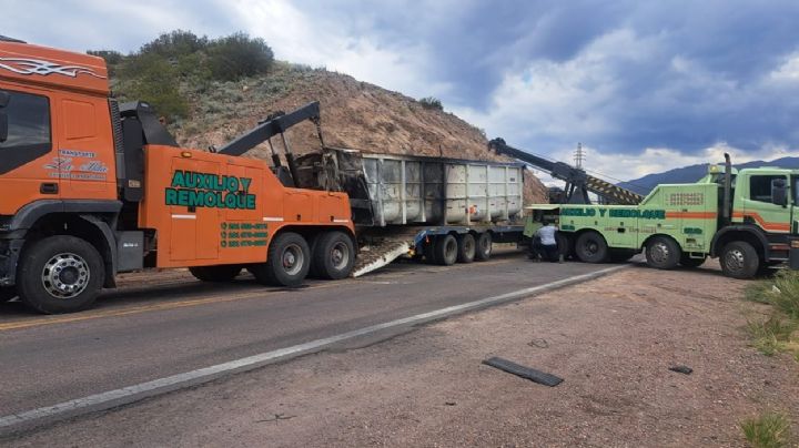 Cortaron el tránsito en la ruta 7 para mover los camiones chocados 