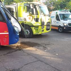 Una autobomba chocó con un colectivo en Godoy Cruz 