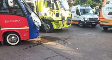 Una autobomba chocó con un colectivo en Godoy Cruz 