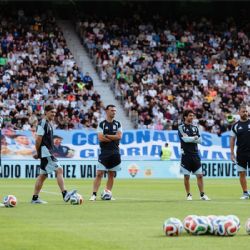 La Selección argentina se entrenó ante una multitud antes de viajar a Angola