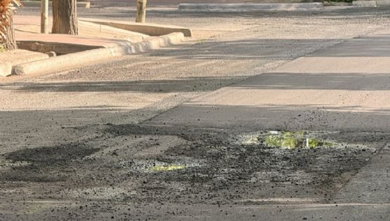 De locos: asfaltan una calle sobre una pérdida de agua en Guaymallén