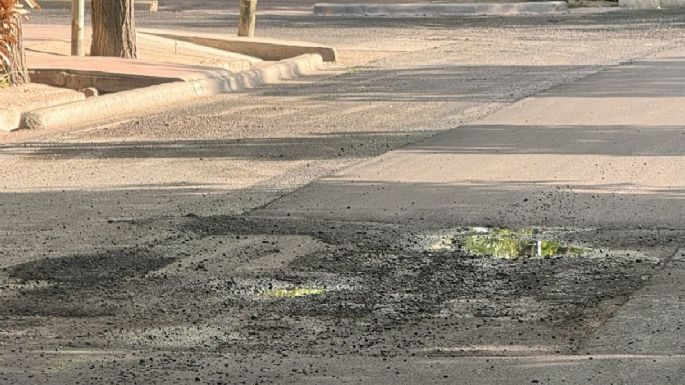 De locos: asfaltan una calle sobre una pérdida de agua en Guaymallén