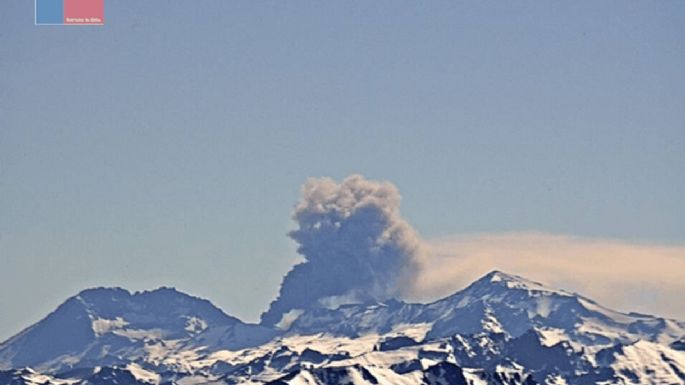 Alerta amarilla por el volcán Peteroa: sismo y columna de cenizas