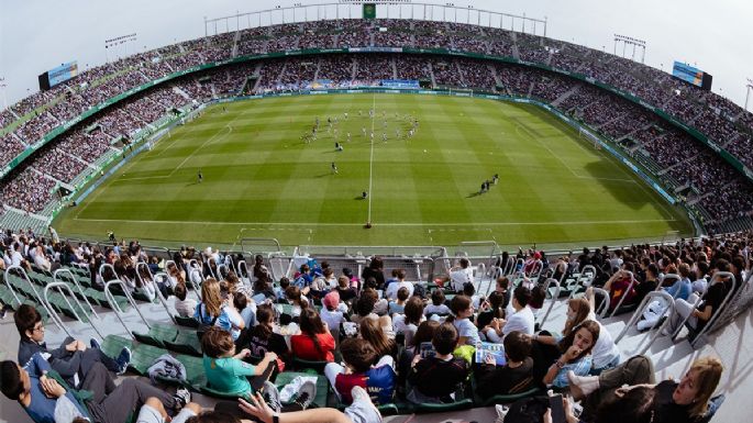 La Selección argentina se entrenó ante una multitud antes de viajar a Angola