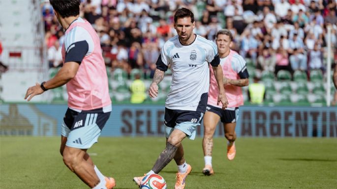 La Selección argentina se entrenó ante una multitud antes de viajar a Angola