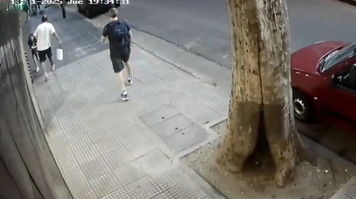 Impactante video en el que un joven patea a una nena en la calle
