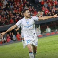 Racing derrotó sobre la hora a Newell´s, clasificó y hasta podría ser segundo