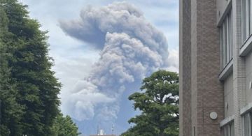 El volcán Sakurajima entró en erupción y expulsa ceniza hasta 4.400 metros