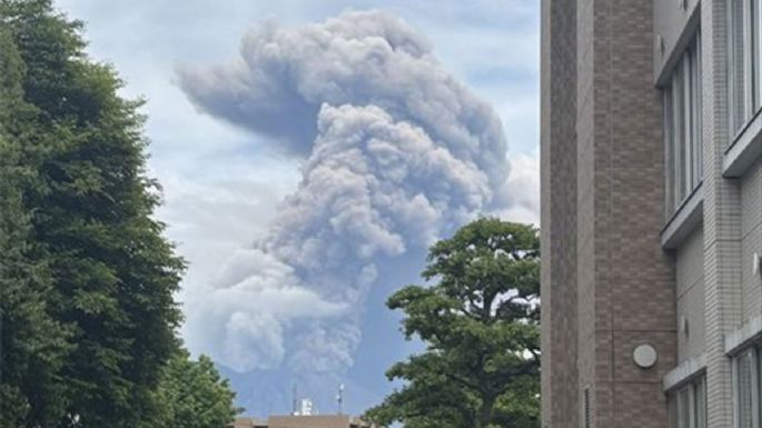 El volcán Sakurajima entró en erupción y expulsa ceniza hasta 4.400 metros