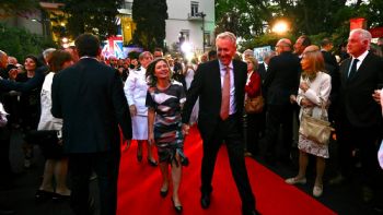 Quiénes son los funcionarios que celebraron el cumpleaños de Carlos III