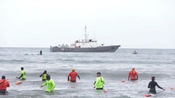 Desperada búsqueda de un joven sanjuanino arrastrado por el mar en La Serena