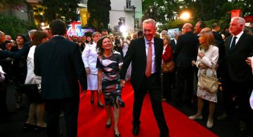 Quiénes son los funcionarios que celebraron el cumpleaños de Carlos III en la embajada británica