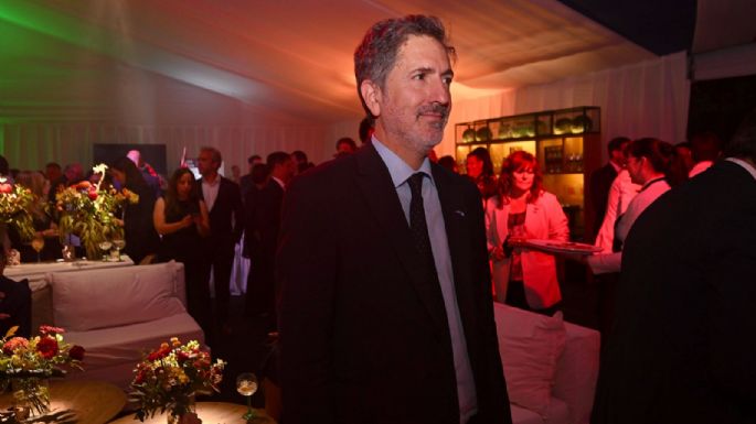 Quiénes son los funcionarios que celebraron el cumpleaños de Carlos III en la embajada británica