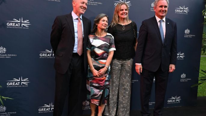 Quiénes son los funcionarios que celebraron el cumpleaños de Carlos III en la embajada británica
