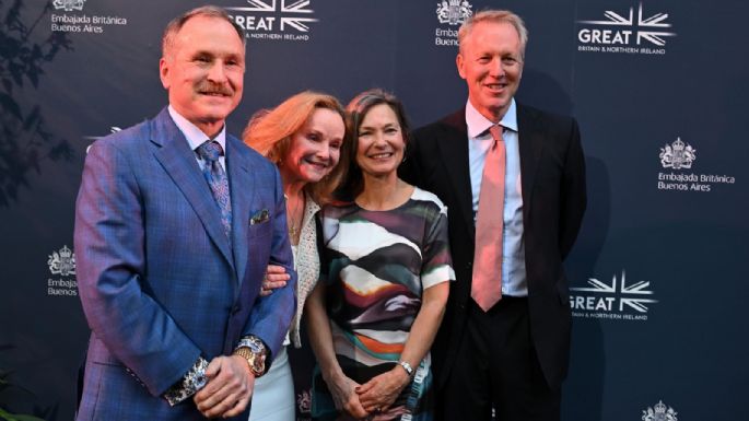 Quiénes son los funcionarios que celebraron el cumpleaños de Carlos III en la embajada británica