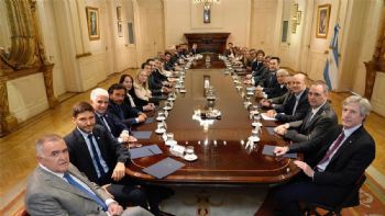 Milei consiguió una foto con gobernadores, hizo cambios y aspira a ordenar la interna