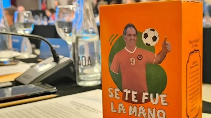 Scioli presentó su marca de yerba mate con un curioso slogan: “Se te fue la mano”