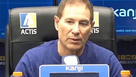 Ariel Holan dejó de ser el director técnico de Rosario Central