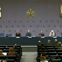 El Vaticano reivindica la monogamia y cuestiona el avance del poliamor