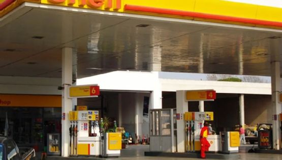 Manzano y Vila ofrecen U$S 1.400 millones por las estaciones Shell