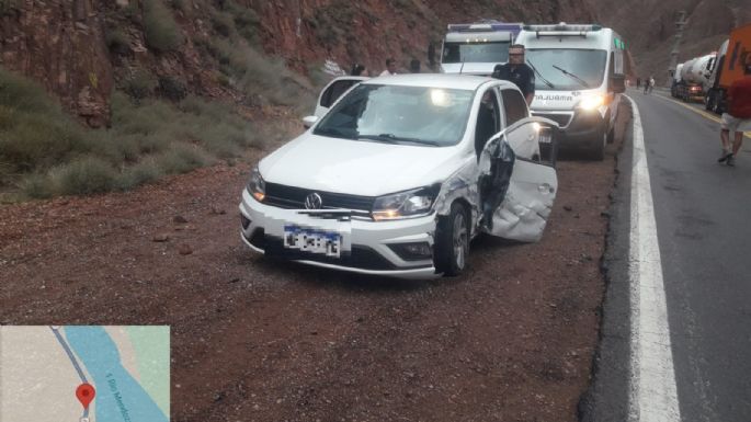 Ruta 7: un auto chocó con un camión a la salida de un túnel 