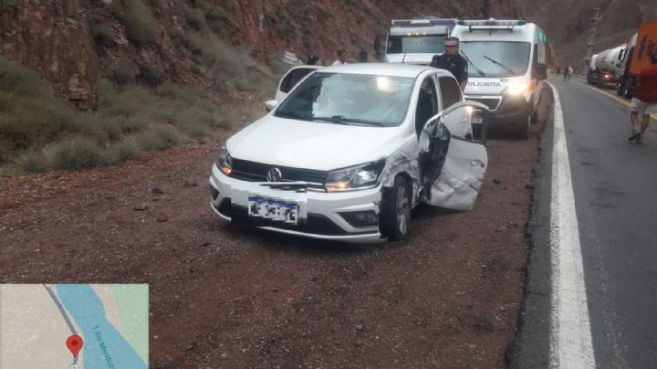 Ruta 7: un auto chocó con un camión a la salida de un túnel 