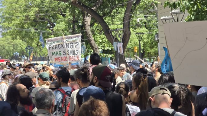 Cientos de personas se manifiestan en contra de la minería